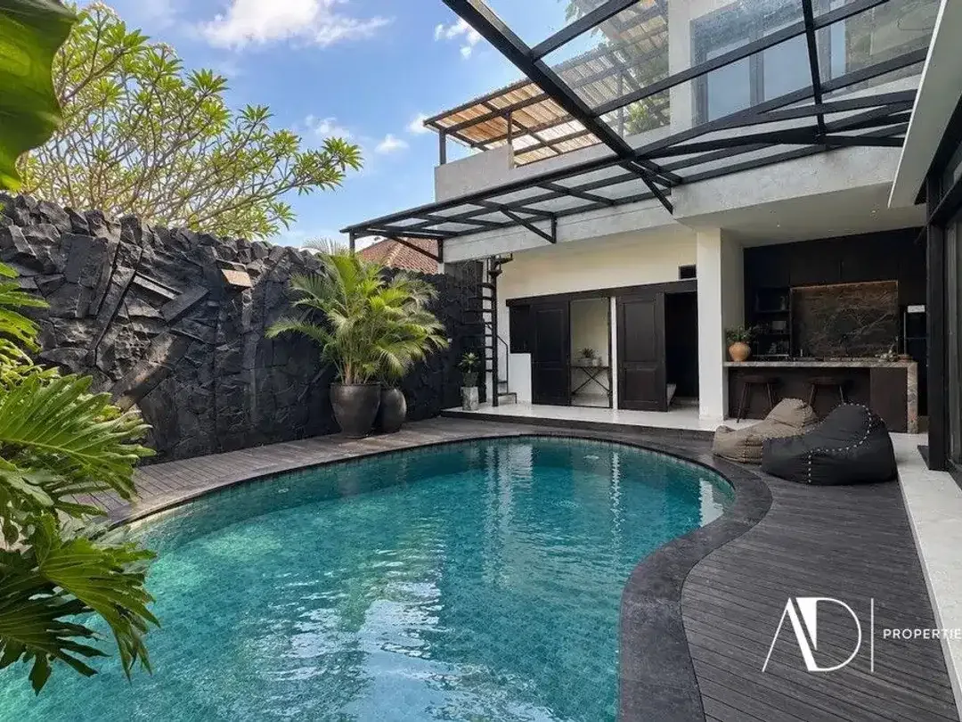 FREEHOLD | 3-BEDROOM ELEGANT TROPICAL VILLA IN KEROBOKAN - Image 2 of 10