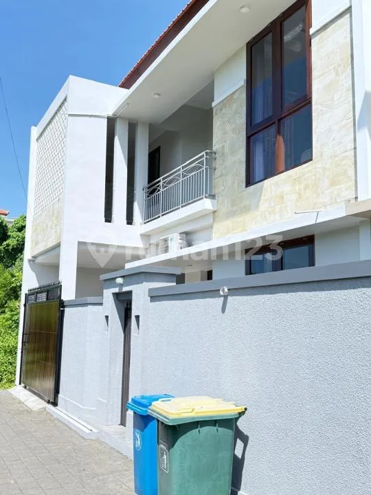 Disewakan Rumah Semi Villa Lokasi Bagus Akses Jalan 5 Meter - Image 1 of 4