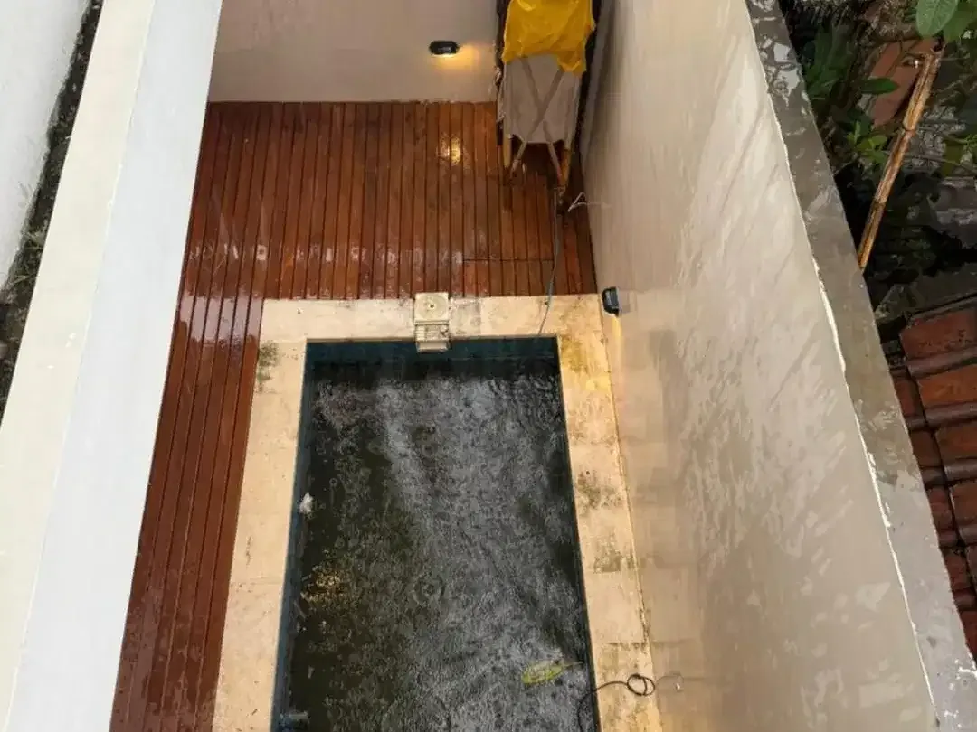 DIJUAL RUMAH TINGGAL MODERN 2 LANTAI – FULLY FURNISHED Dilengkapi Kolam Renang Pribadi - Image 3 of 6