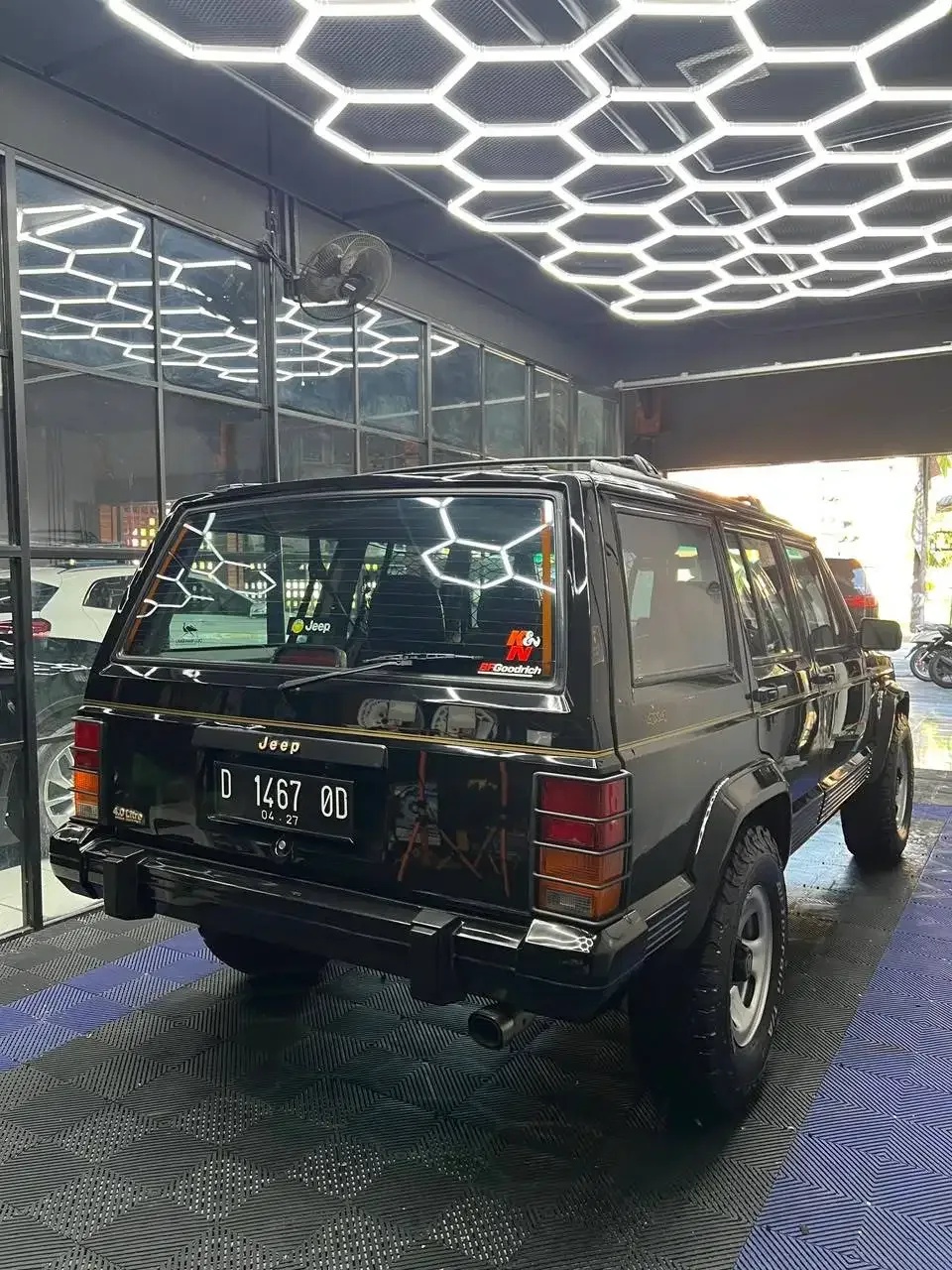 JEEP CHEROKEE 4.0 LIMITED 1997 HITAM AT - Image 8 of 10