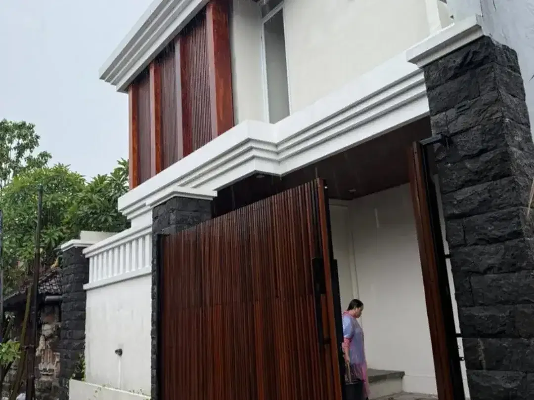 DIJUAL RUMAH TINGGAL MODERN 2 LANTAI – FULLY FURNISHED Dilengkapi Kolam Renang Pribadi - Image 1 of 6