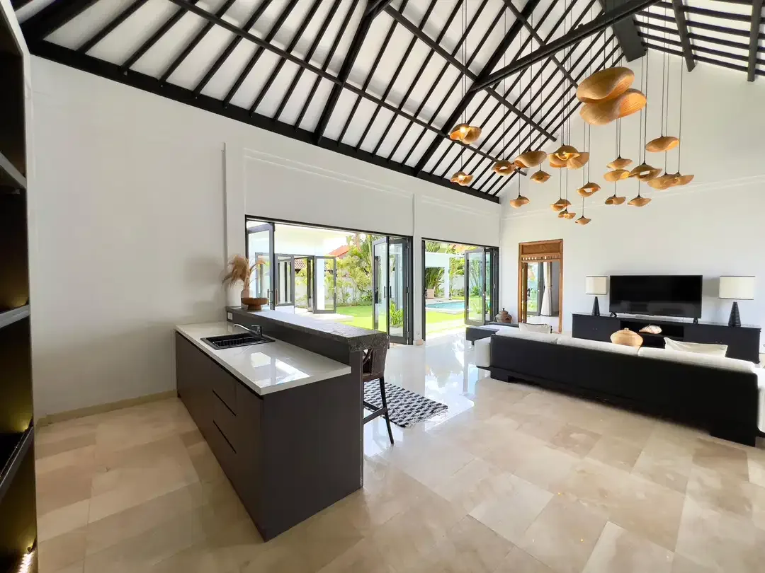 Villa Mewah Tropis Dekat Pantai Batu Bolong Canggu Bali - Image 2 of 10