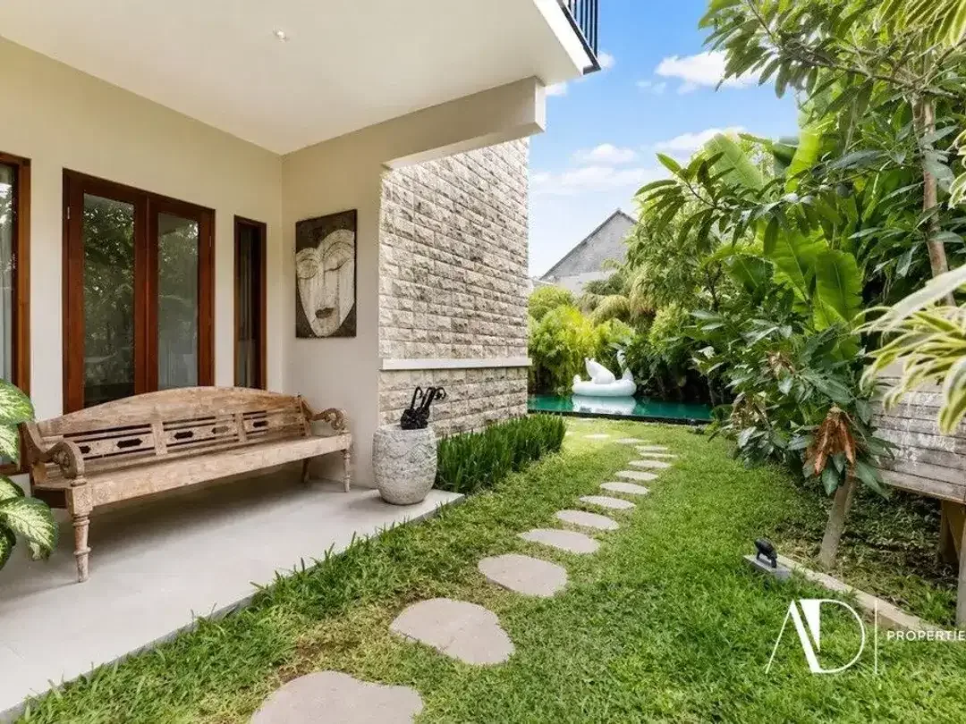 FREEHOLD | 5-BEDROOM TROPICAL VILLA IN PETITENGET - Image 2 of 10
