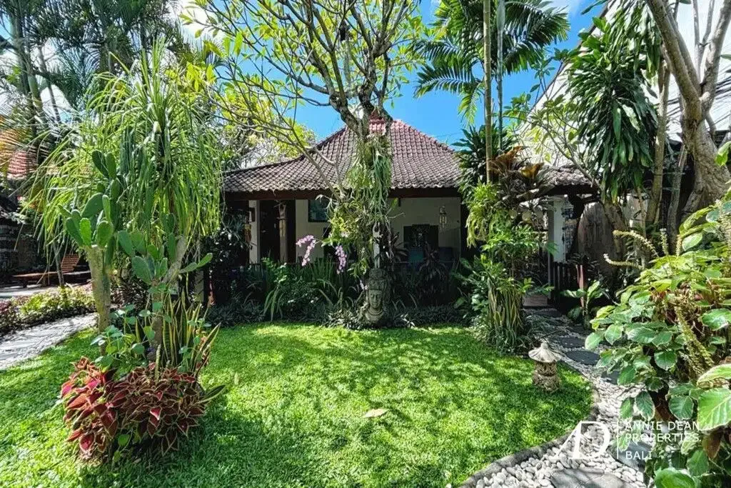 FREEHOLD | BALINESE-STYLE VILLA IN CENTRAL SEMINYAK - Image 8 of 10