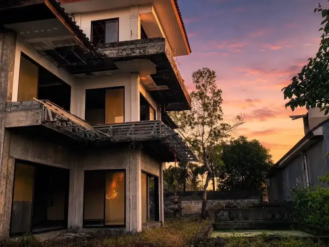 Rare Investment Opportunity: 927 sqm Freehold Ocean View Land with Unfinished 5-Bedroom Villa in Prestigious Nusa Dua - Image 6 of 10
