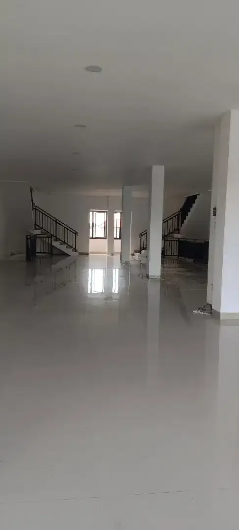 RUKO BARU 3 LANTAI DISEWAKAN DI JL RAYA KUTA -LOKASI PRIME UNTUK USAHA - Image 2 of 10