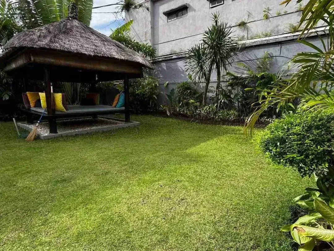 RUMAH MEWAH DUA LANTAI DI CENTRAL KUTA JALAN KUBU ANYAR - Image 5 of 10