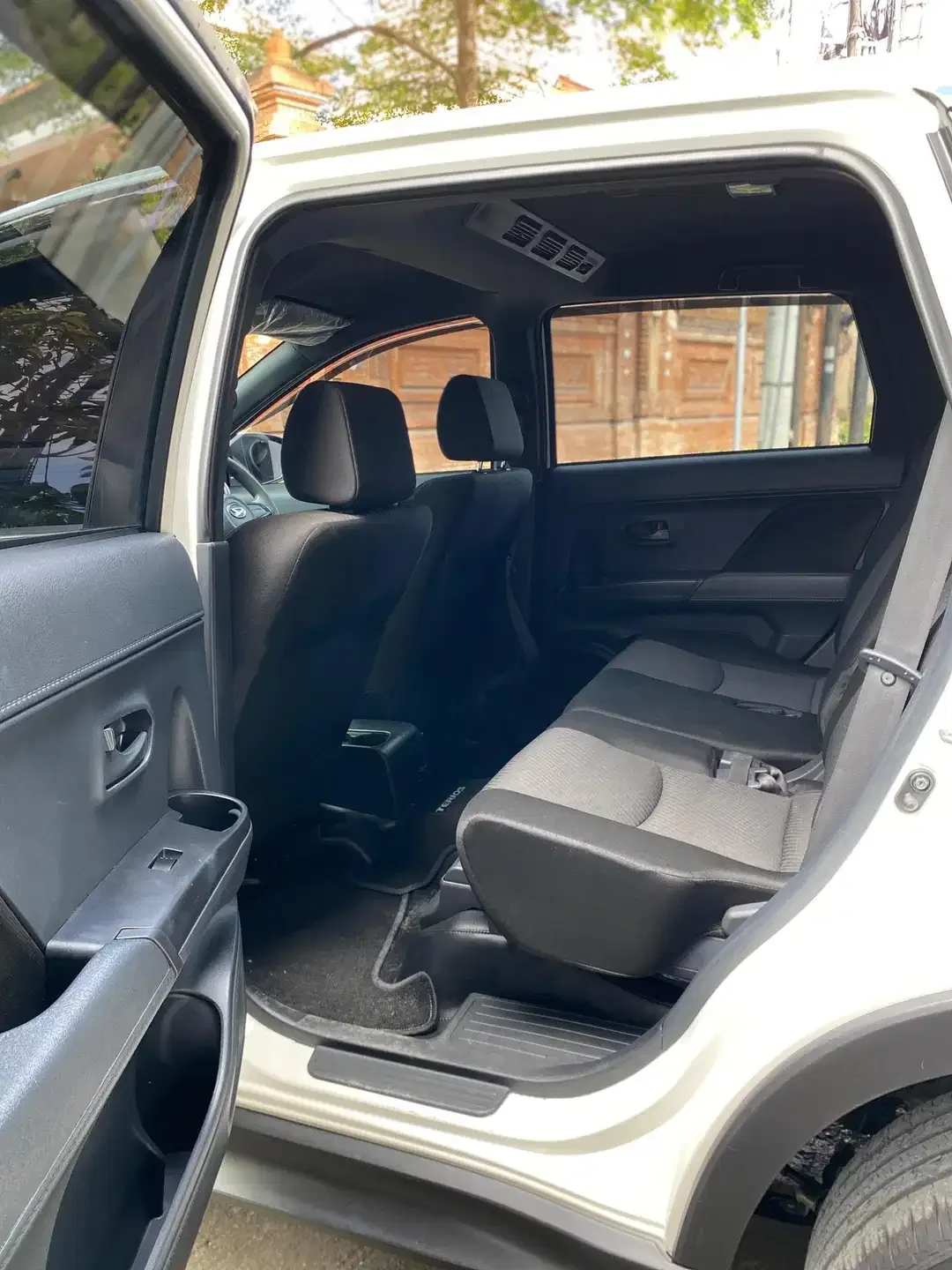 Daihatsu Terios X Manual 1.5 MT 2023 - Image 9 of 10