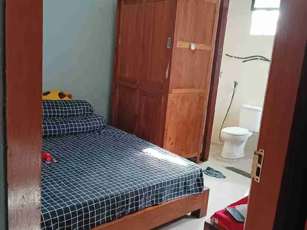 Rumah 3 kamar perum cempaka sari one gate system strategis furnished SHM - Image 3 of 8