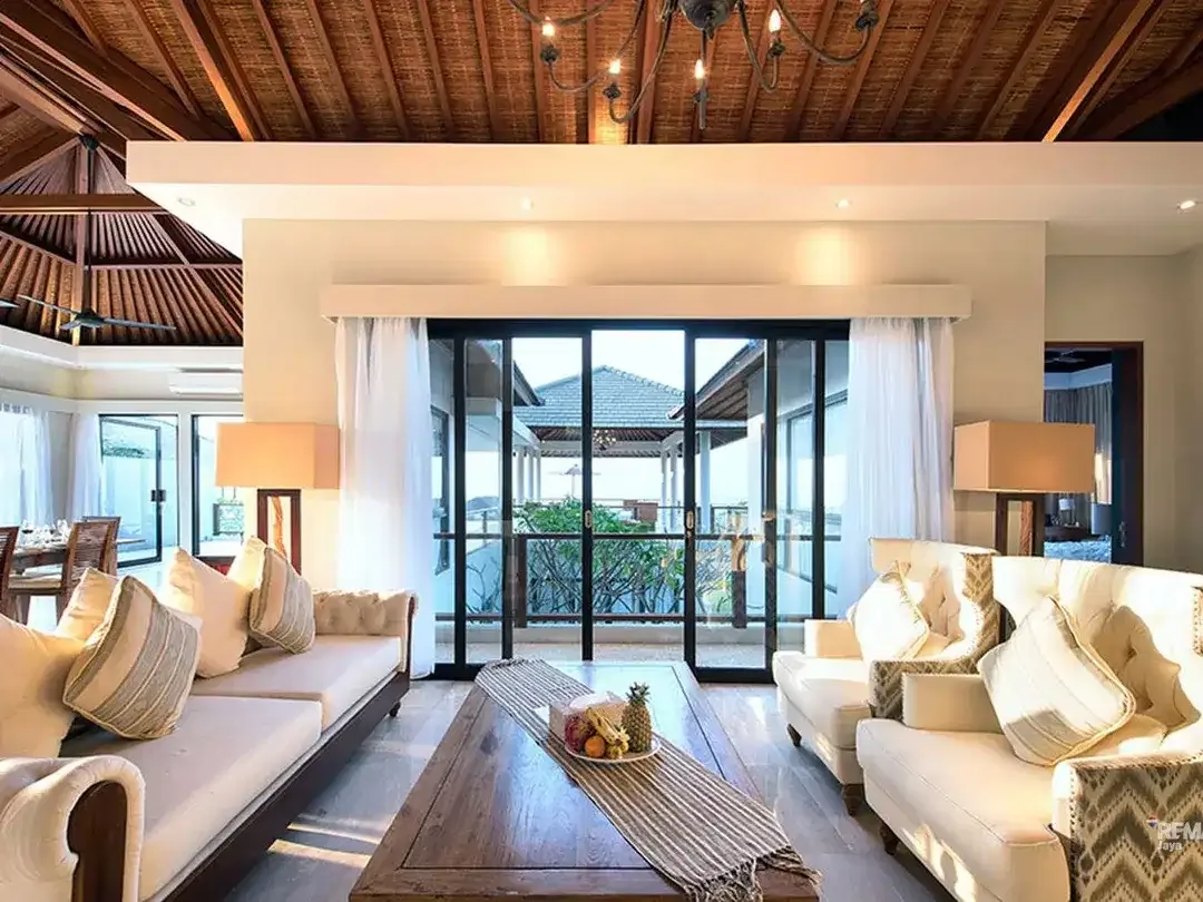 Villa with comfortable furniture for sale in Kuta Selatan. - Image 8 of 10