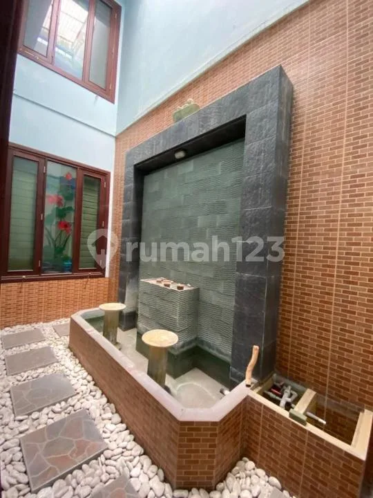 Rumah Besar 2 Lantai Strategis Pusat Kota, Gatsu Tengah, Denpasar - Image 1 of 4