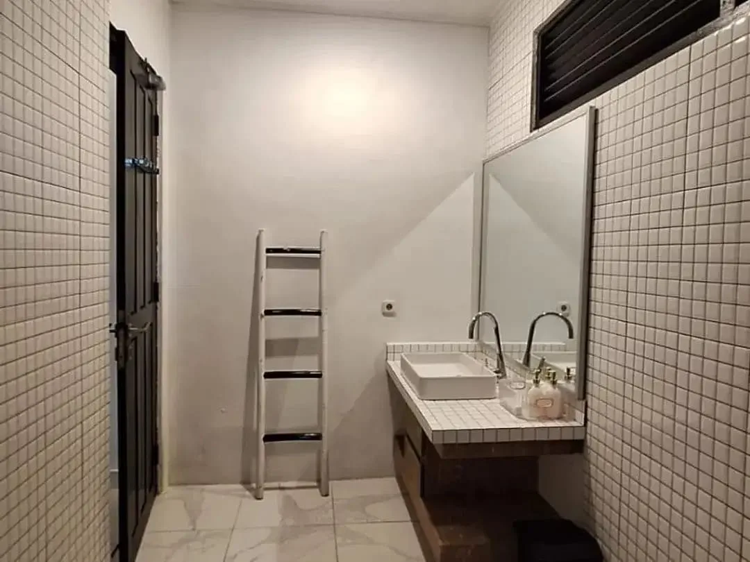 Luxury Vila Modern di Jalan Utama Pantai Nelayan Canggu - Image 4 of 10