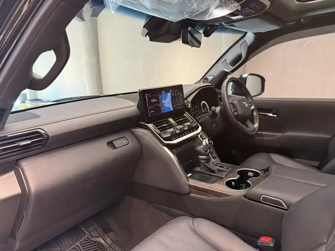 Toyota Land Cruiser 300 VXR 4x4 2024 - Image 7 of 10