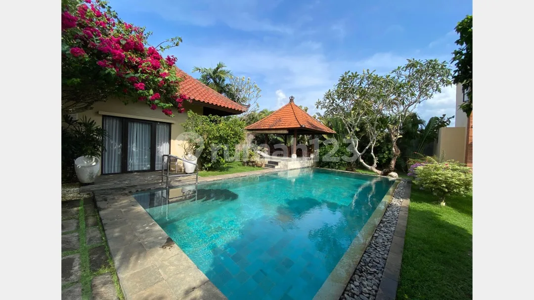 Classic Style Villa Peaceful Atmosphere Near Sidewalk Jimbaran - Image 1 of 4