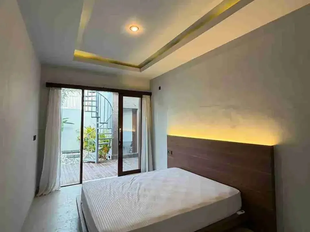 Rent Villa Br Gress 260m2 Ada Rooftop View Sawah Furnish Tumbak Bayuh - Image 8 of 10