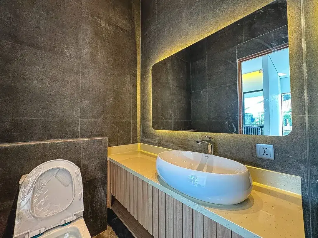 FOR SALE - MODERN CONTEMPORARY HOUSE 3+1 BEDROOMS | TAMAN MUMBUL, NUSA DUA - Image 7 of 10