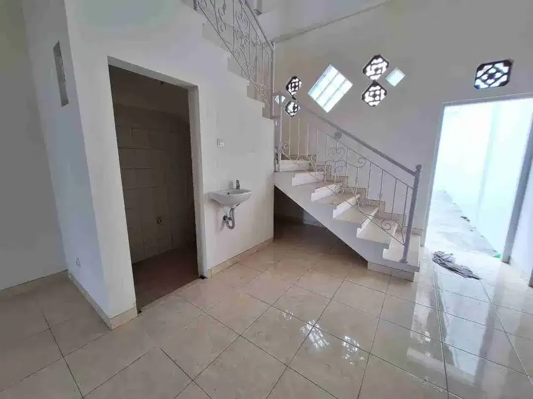 Dijual Ruko 2 Lantai di Buluh Indah Denpasar Bali, Pinggir Jalan Utama, SHM - Image 4 of 8