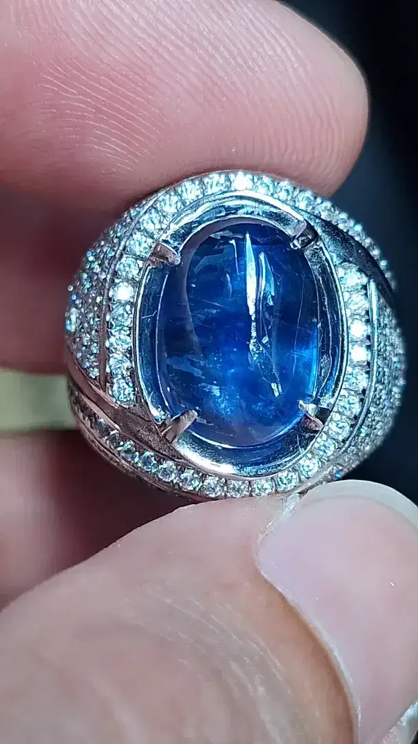 Natural blue sapphire - Image 1 of 4