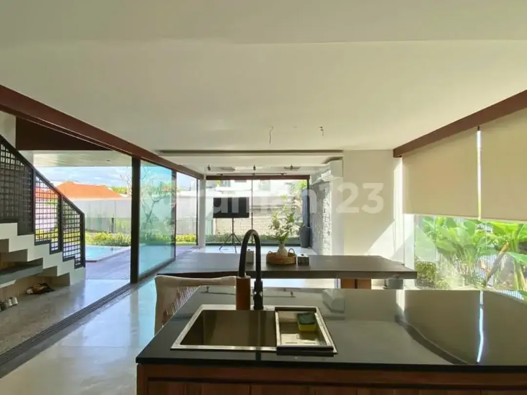 RUMAH MEWAH SEMI VILLA BARU FULL FURNIHED SHM CANGGU BALI - Image 4 of 10
