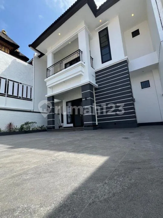Disewakan Rumah 2 Lantai Baru Premium di Renon - Image 3 of 4