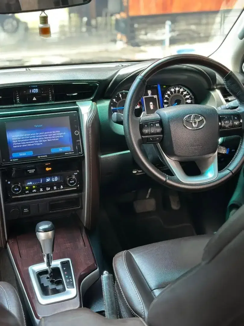 FORTUNER VRZ TRD 2017 MATIC DIESEL ASLI BALI LOW KM - Image 9 of 10