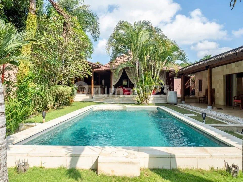 Luxury Tropical Villa 3 Br + Pavilion Kayu 1 Br, 3 KM ke Pantai Nyanyi - Image 1 of 4