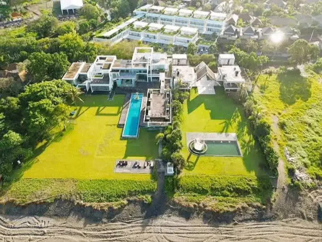 LUXURY VILLA BEACH FRONT SEMINYAK BALI. - Image 9 of 10