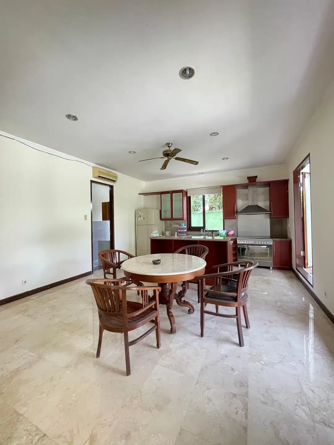 VILLA MEWAH SANGAY LUAS NYAMAN FURNISHED LOKASI STARTEGIS KE PANTAI - Image 2 of 10
