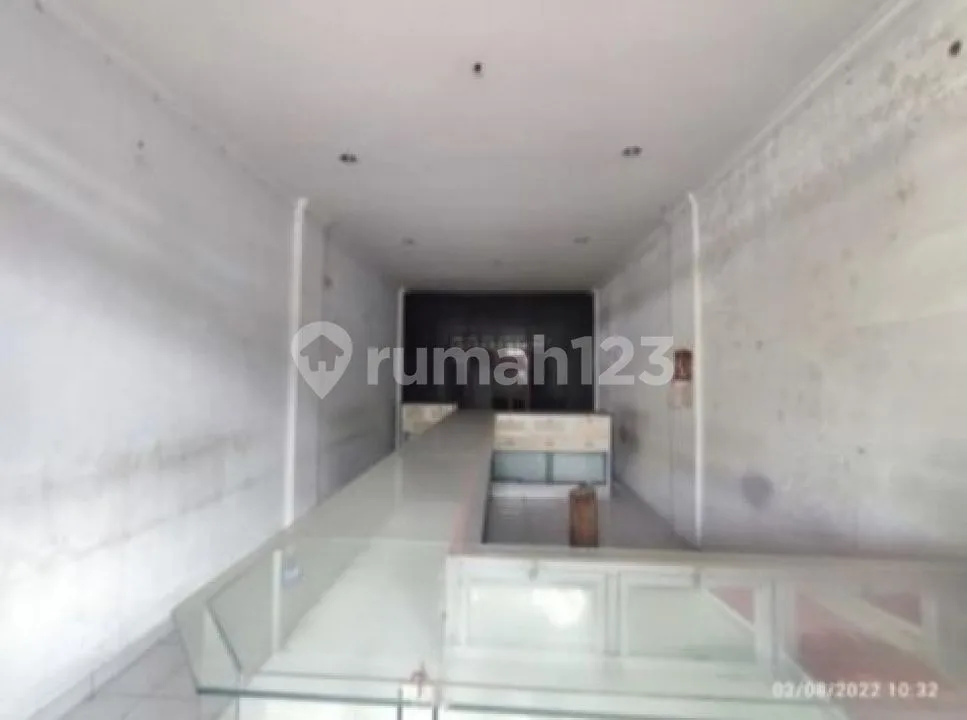 Ruko 4LT Lokasi Strategis Di Depan Pasar Kuta II Siap Untuk Usaha 


Spesifikasi :


Luas Tanah : 93mÂ²


Luas Bangunan : 277mÂ²


Tingkat : 4 Lantai


Kamar Tidur : 4


Kamar Mandi : 5


PLN : 3300 - Image 3 of 3
