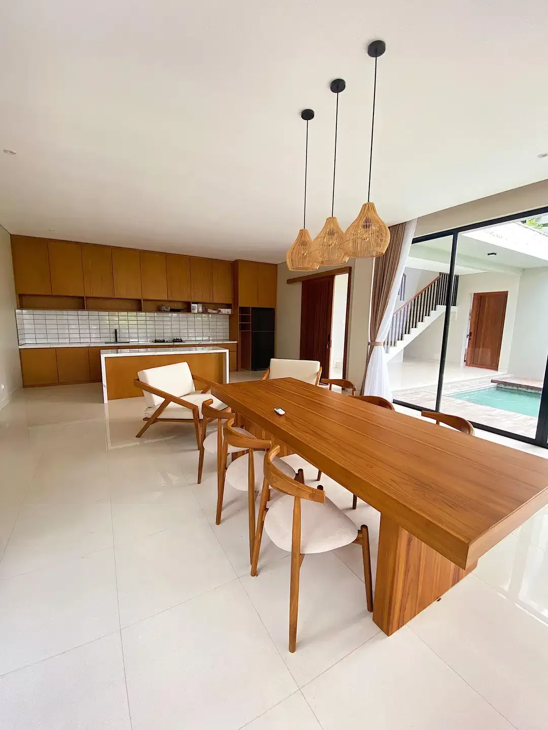 Villa Mewah Tropis Luas dan Elegan di Jantung Central Canggu Bali - Image 8 of 10