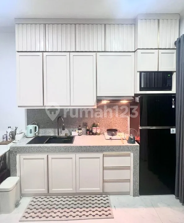 Baru! Rumah 3 Lantai di Tengah Kota Siap Huni - Image 2 of 4
