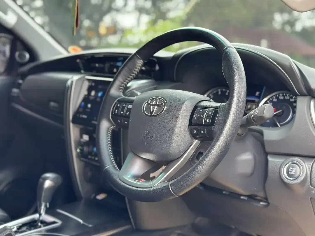 FORTUNER 2.8 GR TSS LEGENDER 2024 HITAM - Image 9 of 10