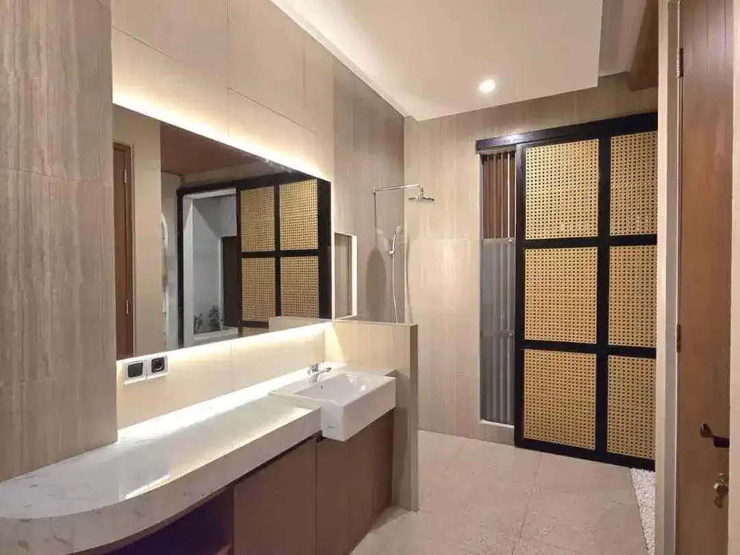 Brand new 3 bedroom villa cantik strategis Fully Furnished SHM SLF lengkap - Image 3 of 10