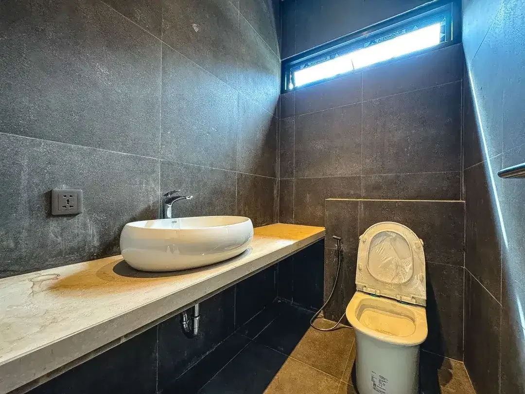 FOR SALE - MODERN CONTEMPORARY HOUSE 3+1 BEDROOMS | TAMAN MUMBUL, NUSA DUA - Image 9 of 10
