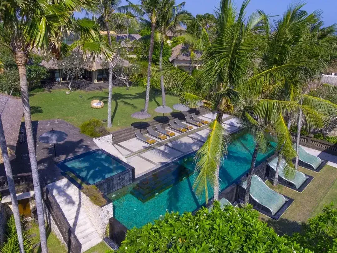 Freehold Luxury Ocean Front Villa in Canggu - Image 2 of 10