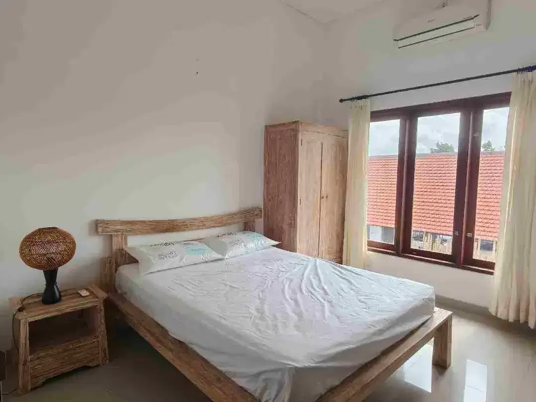 Villa 2 Kamar 1 kantor semi Furnished lokasi premium Canggu 5 menit ke Pantai berawa bebas banjir SHM - Image 1 of 10