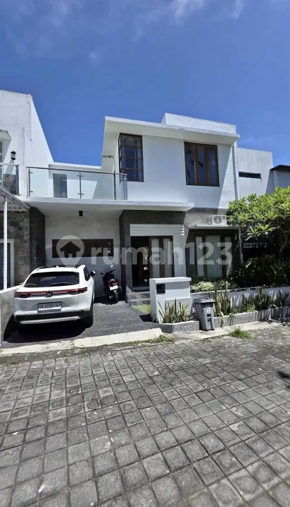 Beautiful Modern Town House 3 Bedrooms At Kerobokan Area Fully Furnished - Image 1 of 4