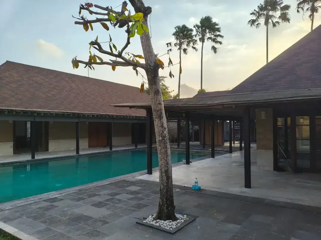Villa Luas 4 Kamar Tidur Disewakan di Kerobokan Area - Image 1 of 10
