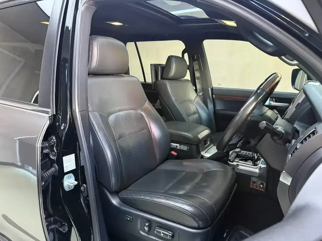 Toyota Land Cruiser 200 VXR 4x4 2020 - Image 10 of 10
