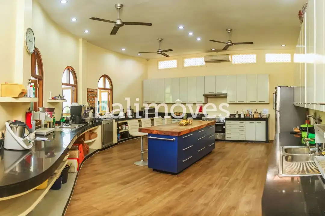Villa Lima Kamar Tidur Dengan Taman Yang Luas Di Sanur - Image 5 of 10