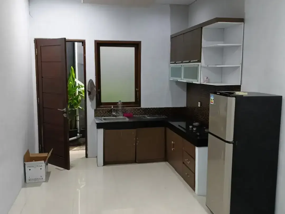 FOR RENT 3BR KAWASAN STARTEGIS SEMI FURNISHED DI PUSAT KOTA RENON - Image 2 of 10