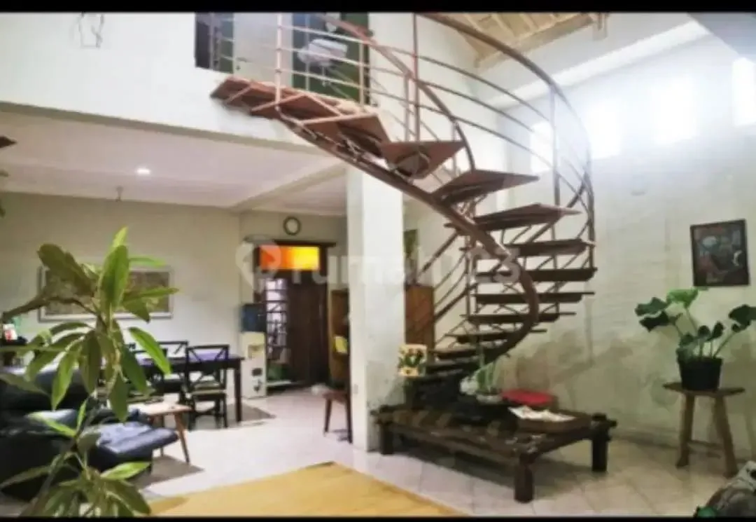 Hot Deal! Rumah 2 Lantai Selangkah Jalan Raya Semer Canggu, SHM - Image 1 of 6