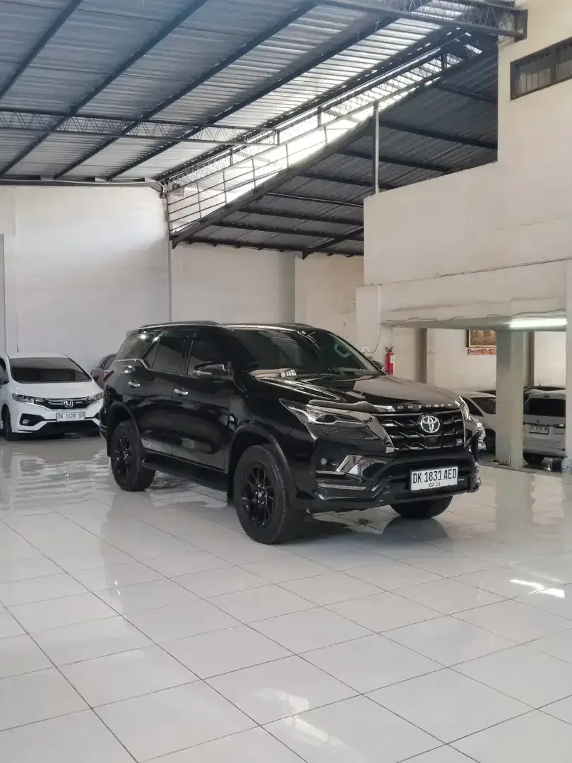 FORTUNER SRZ GR SPORT AT BENSIN LOW KM SEPERTI BARU DEALER - Image 2 of 10