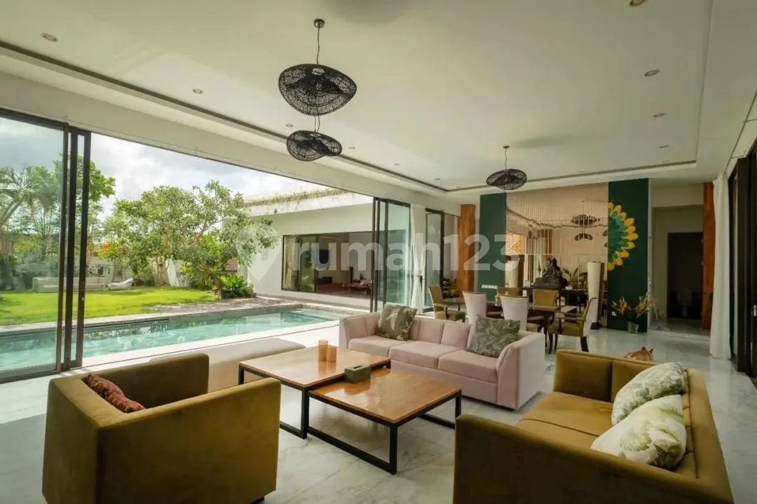 Villa Mewah 3Br 2 Kolam Renang di Kerobokan - Image 3 of 4