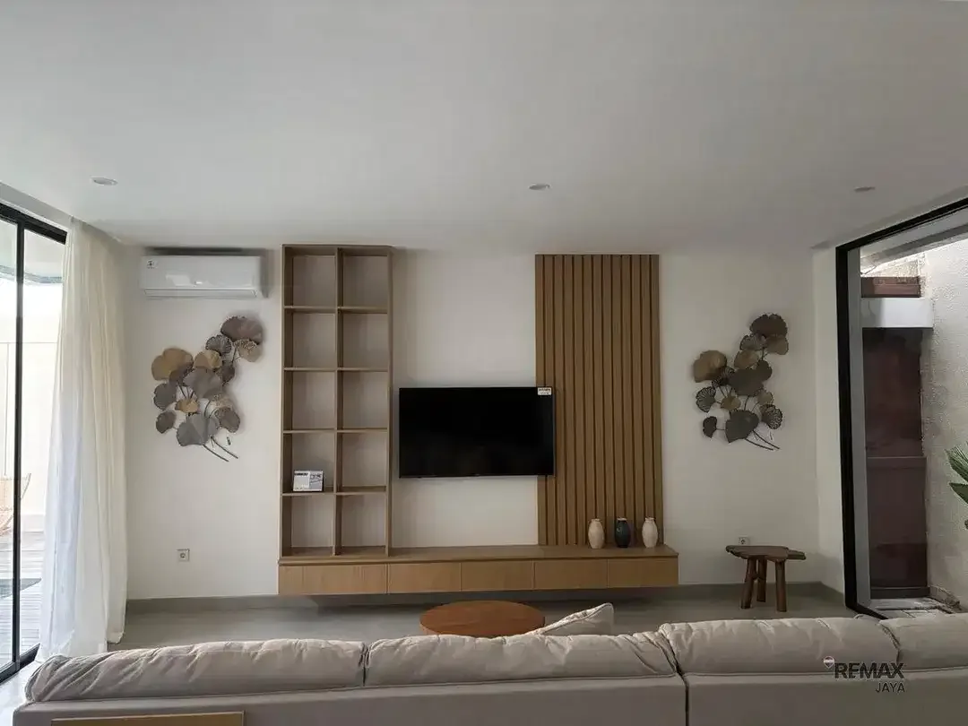 Villa 3 Kamar Tidur Fully Furnished Disewakan, di Kerobokan - Image 1 of 4