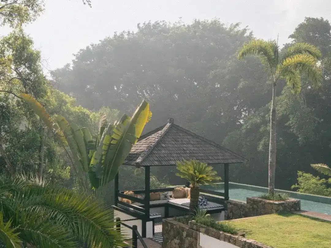 HIDDEN GEM 5 BEDROOMS MODERN TROPICAL STYLE JUNGGLE AND RIVER VIEW LOCATION AT MUNGGU - CANGGU - Image 2 of 10
