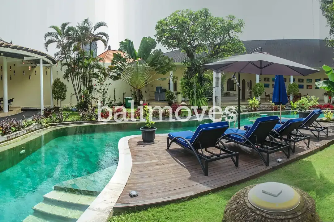 Villa Lima Kamar Tidur Dengan Taman Yang Luas Di Sanur - Image 6 of 10