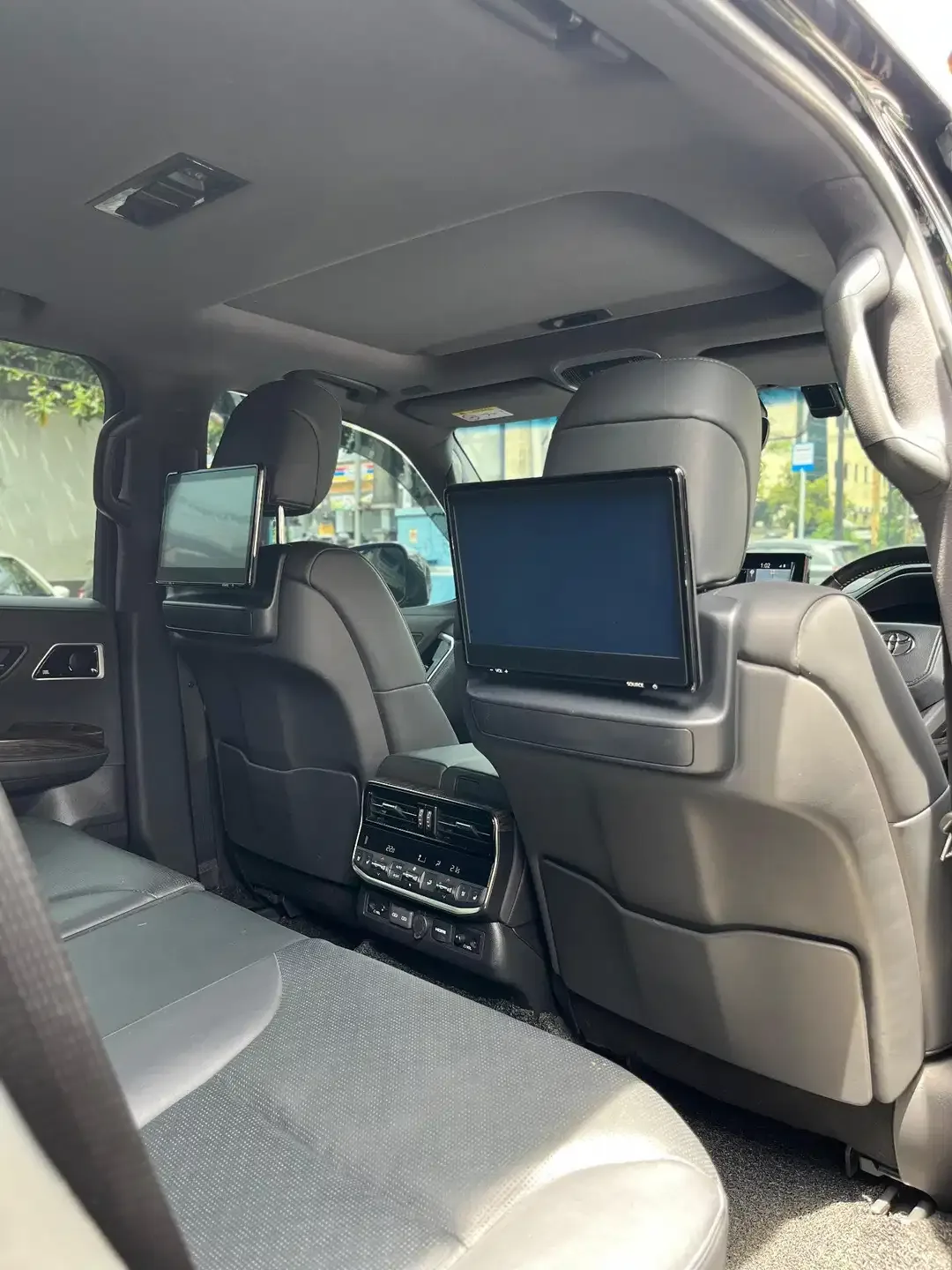 Toyota Land Cruiser VXR 2023 Hitam A/T 3.3cc - Image 10 of 10