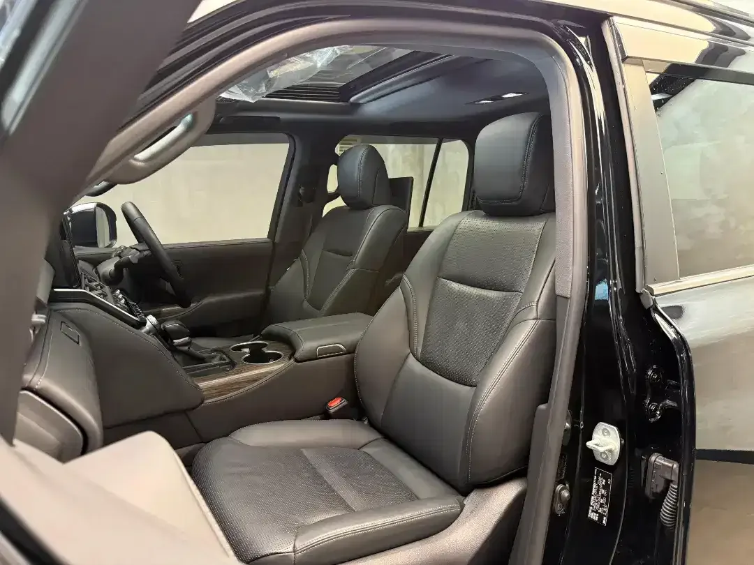 Toyota Land Cruiser 300 VXR 4x4 2024 - Image 9 of 10