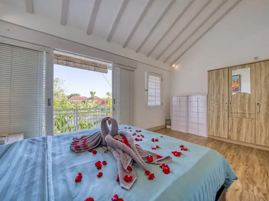 RARE 41 YEAR LEASE until 2067! Modern Industrial 4 Bedrooms Dual-Unit Estate in Prime Sanur - Image 7 of 10